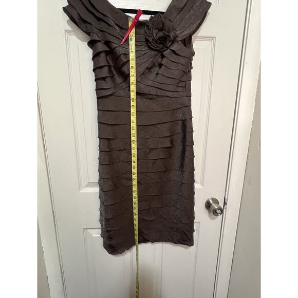 London Times Women’s Sable Brown Flutter Sleeve Cocktail Dress w/Rosette Size 6 - Picture 6 of 16